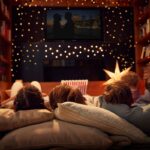 Como Criar o Ambiente Perfeito para Assistir a Filmes de Natal em Casa